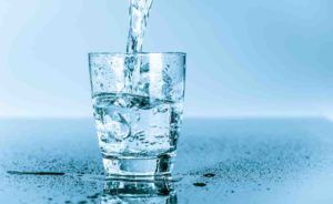 Bere acqua per eliminare la disidratazione