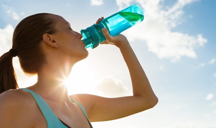 Dormi poco e vuoi dimagrire? Bevi più acqua!